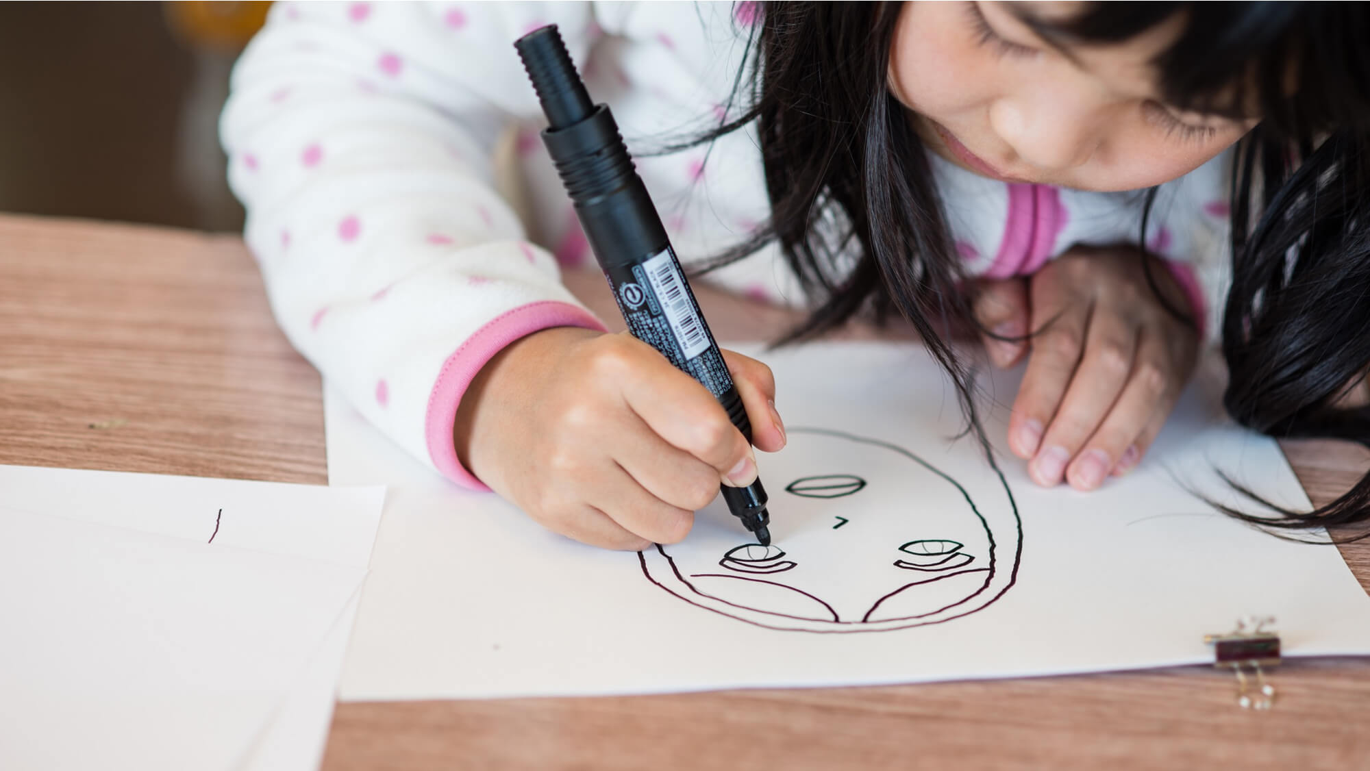 女の子が似顔絵を描く様子