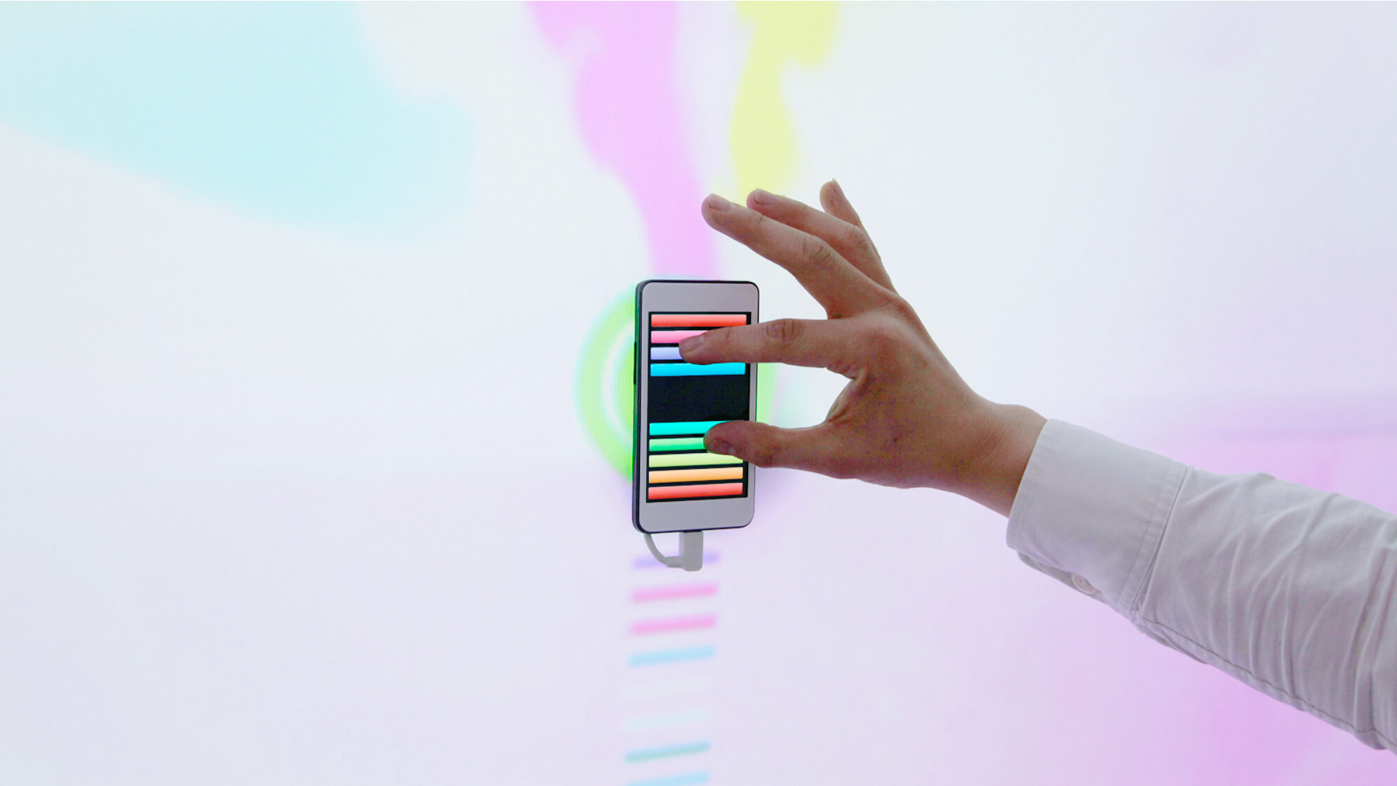 スマホで操作する様子