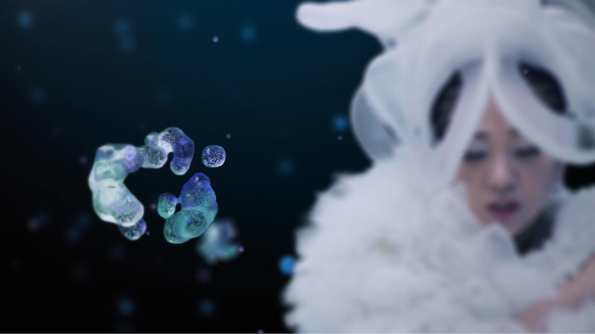 MISIAを背景にCGで泡が浮かんでいる様子
